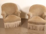 paire de chaises rembourrées beiges avec des franges sur les pieds