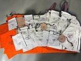 plusieurs paires de ciseaux posées sur une table, à côté d'un sac