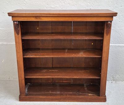 Bibliothèque basse en acajou à trois tablettes. - Photo 1