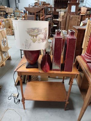 a table with a lamp on it in a room