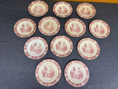 six assiettes ornées de motifs roses et blancs, posées sur une table