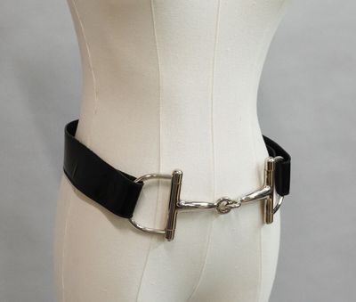 un gros plan sur le torse d'un mannequin entouré d'une chaîne