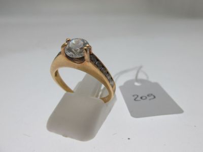 l'image d'une bague en or surmontée d'un diamant