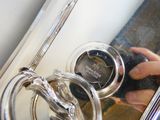 une personne qui se lave les mains dans le lavabo