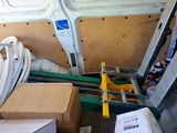 un tas d'objets divers à l'arrière d'une camionnette