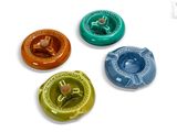quatre bouches d'incendie de couleurs différentes sont représentées sur une surface blanche