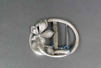 Boucle ovale en métal argenté à décor de feuilles de marronn…