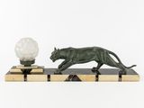 une sculpture Art déco représentant une panthère posée sur un socle en marbre et surmontée d'une lampe