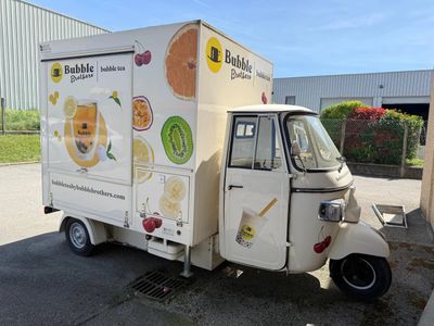 un petit food truck garé sur le bord de la route