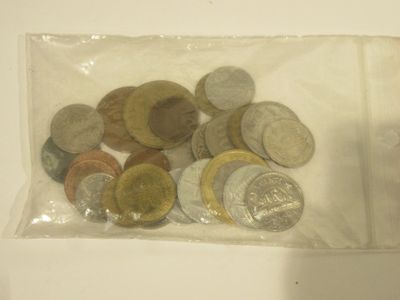 beaucoup de pièces dans un sac sur la table