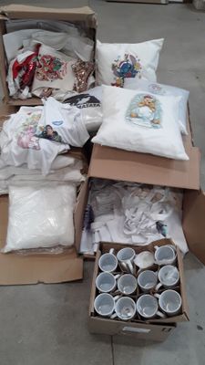 de nombreux cartons d'objets posés à même le sol