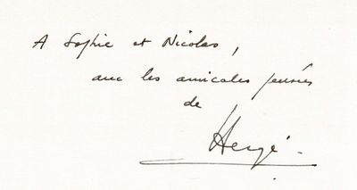 une vieille photo en noir et blanc représentant l'écriture d'une personne sur une feuille de papier