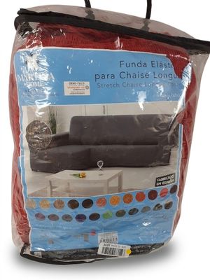Emballage d'un canapé et d'un fauteuil dans un sac en plastique, sur fond blanc