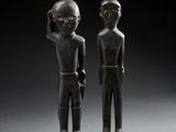paire de personnages en bois sculpté représentant un homme et une femme