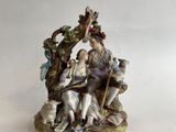 une image représentant une figurine d'un groupe de personnes assises sur un banc