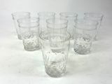 six verres d'eau posés sur une surface blanche