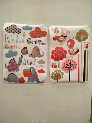 deux serviettes accrochées au mur, ornées de motifs différents