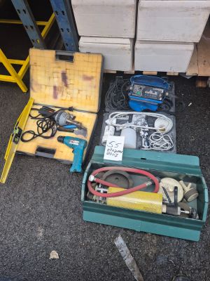 Lot comprenant plusieurs outils électroportatifs et accessoi…