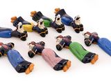 de nombreuses figurines représentant des personnes allongées par terre