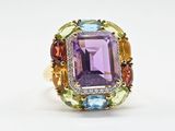 une image d'une bague sertie d'un améthorate, d'une citrine et de pierres multicolores