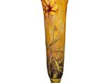 un vase jaune sur lequel est peinte une fleur