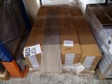 de nombreux cartons posés sur une palette