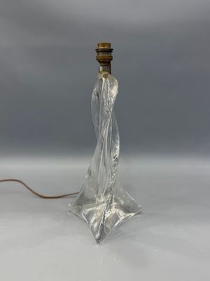 une photo d'une lampe en verre transparent posée sur une surface blanche