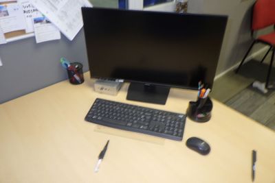 un ordinateur sur un bureau avec un clavier et une souris
