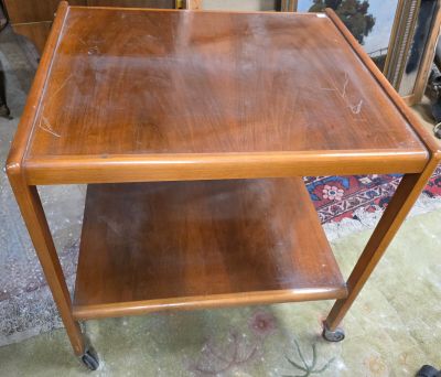 une petite table en bois avec une étagère