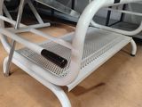 un lit blanc sur lequel est posée une télécommande