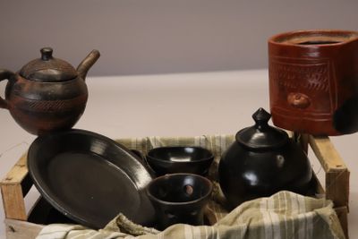 une caisse en bois remplie de différents types de casseroles et de poêles