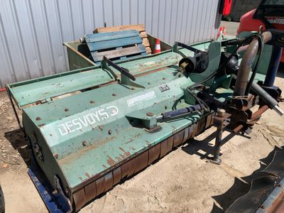 a picture of a machine that is sitting in the dirt