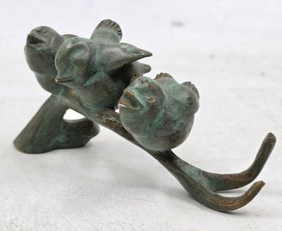 une statue en bronze représentant un chat et un poisson accroché à un hameçon