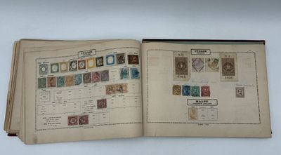 un livre ouvert avec des timbres, posé sur une table
