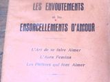 un vieux livre posé sur une table à côté d'une paire de ciseaux