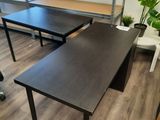 deux bureaux et une chaise dans une pièce