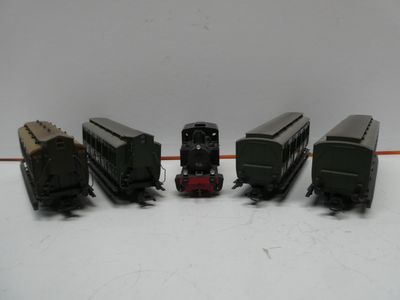 plusieurs petits trains sont alignés sur une surface blanche