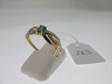 l'image d'une bague en or ornée d'une pierre verte