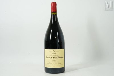 une bouteille de vin posée sur une table