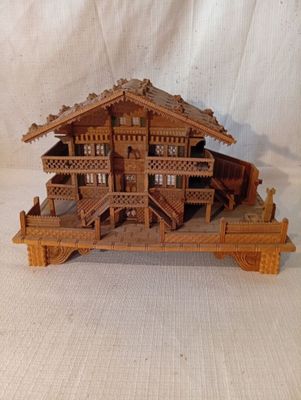 une photo d'une maquette en bois représentant une maison