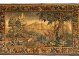 une image représentant une tapisserie ornée d'oiseaux et de fleurs