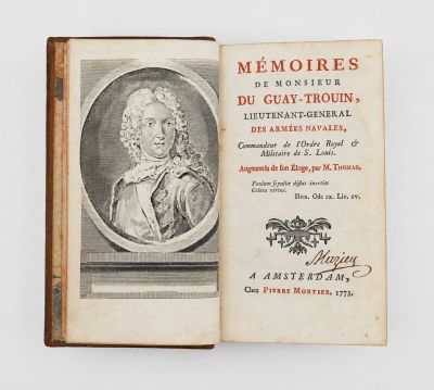 un vieux livre sur lequel figure la photo d'un homme en costume