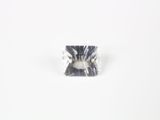 un gros plan d'un diamant de taille carrée sur une surface blanche