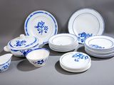 beaucoup d'assiettes et de bols bleus et blancs sur la table