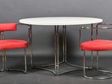 deux chaises rouges et une table blanche dans une pièce