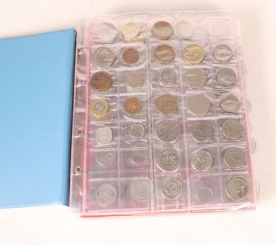 une boîte bleue contenant beaucoup de pièces de monnaie