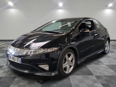 une photo d'une Honda Civic noire sur un sol à damier