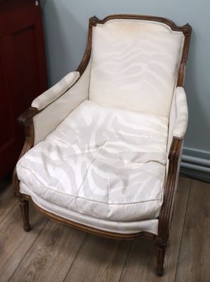 a chair that is sitting in the corner of a room