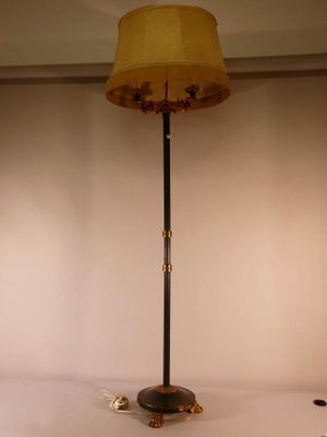 une lampe posée sur une table dans une pièce