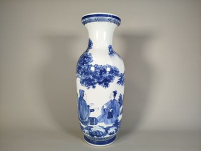 un vase bleu et blanc posé sur une table